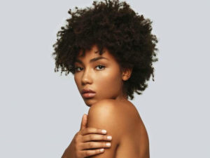 Para que serve o verisol: mulher com pele negra bonita e saudável