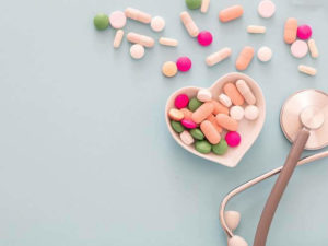 nutracêuticos em cápsulas no pote de coraçã